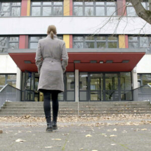Blutsbande – Clans in Berlin, Lehrerin vor Schule