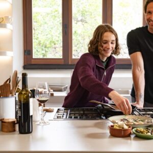 Challenge accepted: Kann Food-Influencerin Maya Leinenbach (@fitgreenmind) ihr Idol Ex-Fußballprofi René Adler mit ihren plant-based Rezepten überzeugen?
© Story House Prod. GmbH / Duncan Kendall