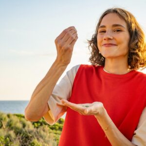 Wie schmecken Mallorcas Aromen? Food-Influencerin Maya Leinenbach (@fitgreenmind) probiert sie am Meer.
© Story House Prod. GmbH / Duncan Kendall